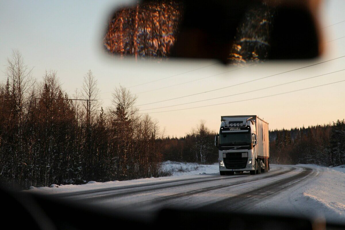 camion pe drum iarna in padure
