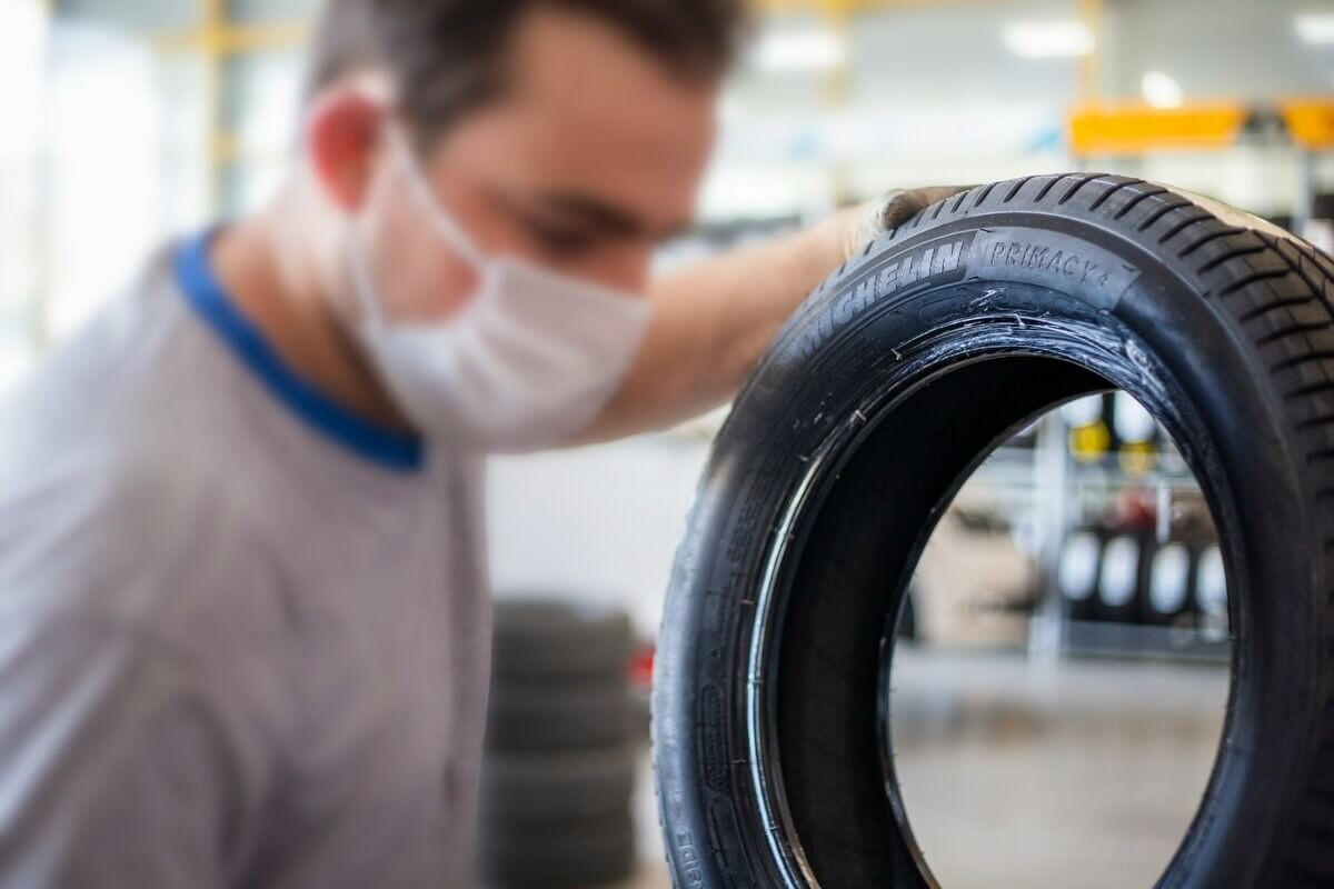 vulcanizator cu o anvelopa michelin de masina